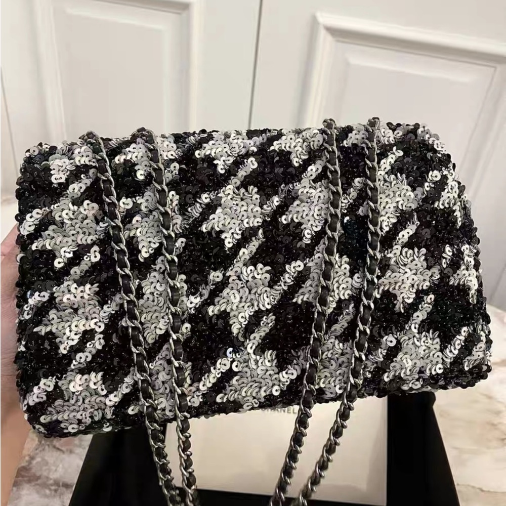 CHANEL BLACK & SILVER SEQUIN HOUNDSTOOTH HALF FLAP MEDIUM - Picture 9 of 10